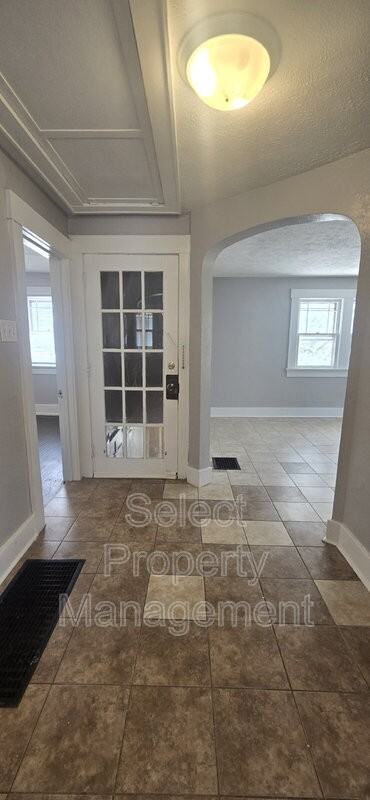 1301 Forest Ave - Photo 4 of 20