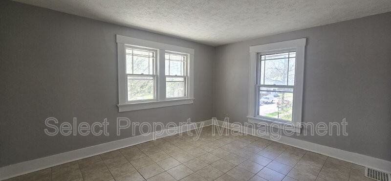 1301 Forest Ave - Photo 5 of 20