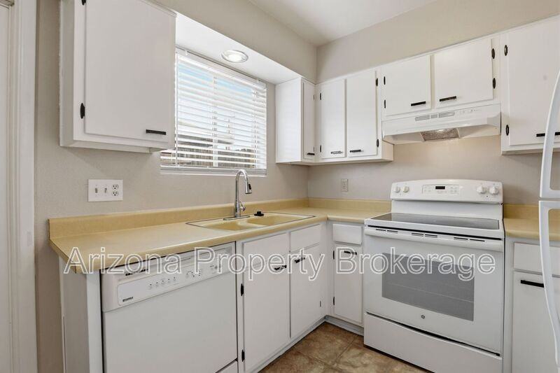 3934 E Piccadilly Rd #9 - Photo 2 of 22