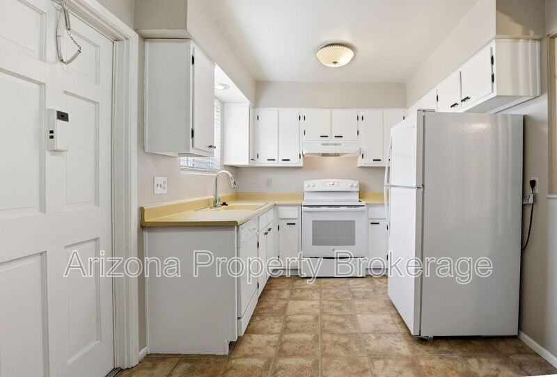 3934 E Piccadilly Rd #9 - Photo 4 of 22