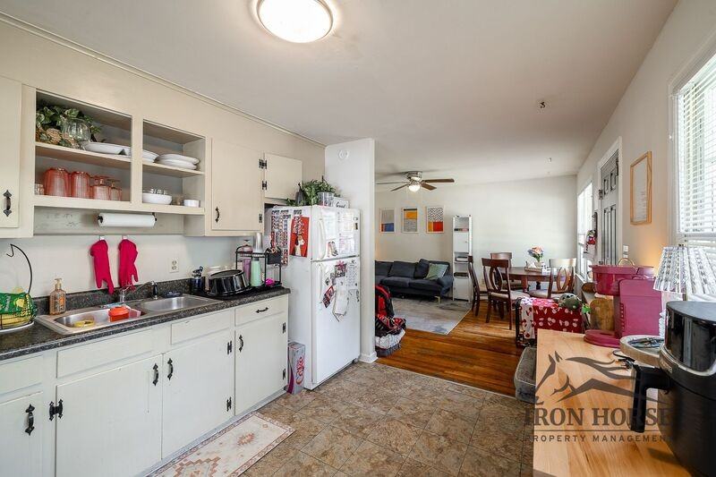 2021 S Lumpkin St - Photo 7 of 19