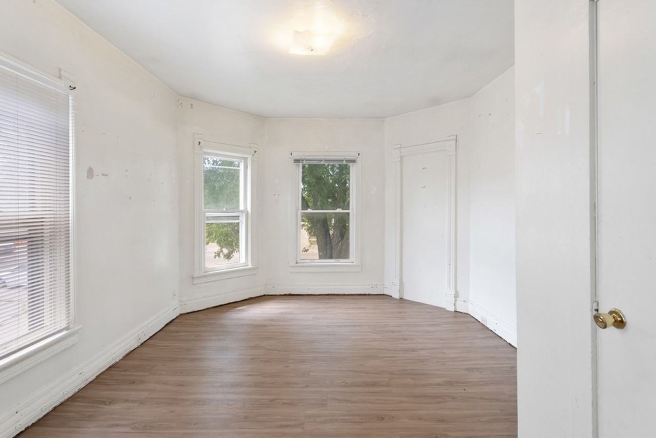 2110 College St - Cedar Falls - Photo 4 of 38