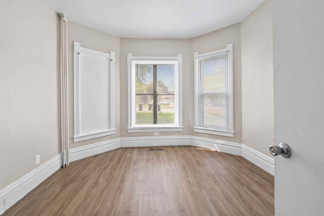 2110 College St - Cedar Falls - Photo 5 of 38