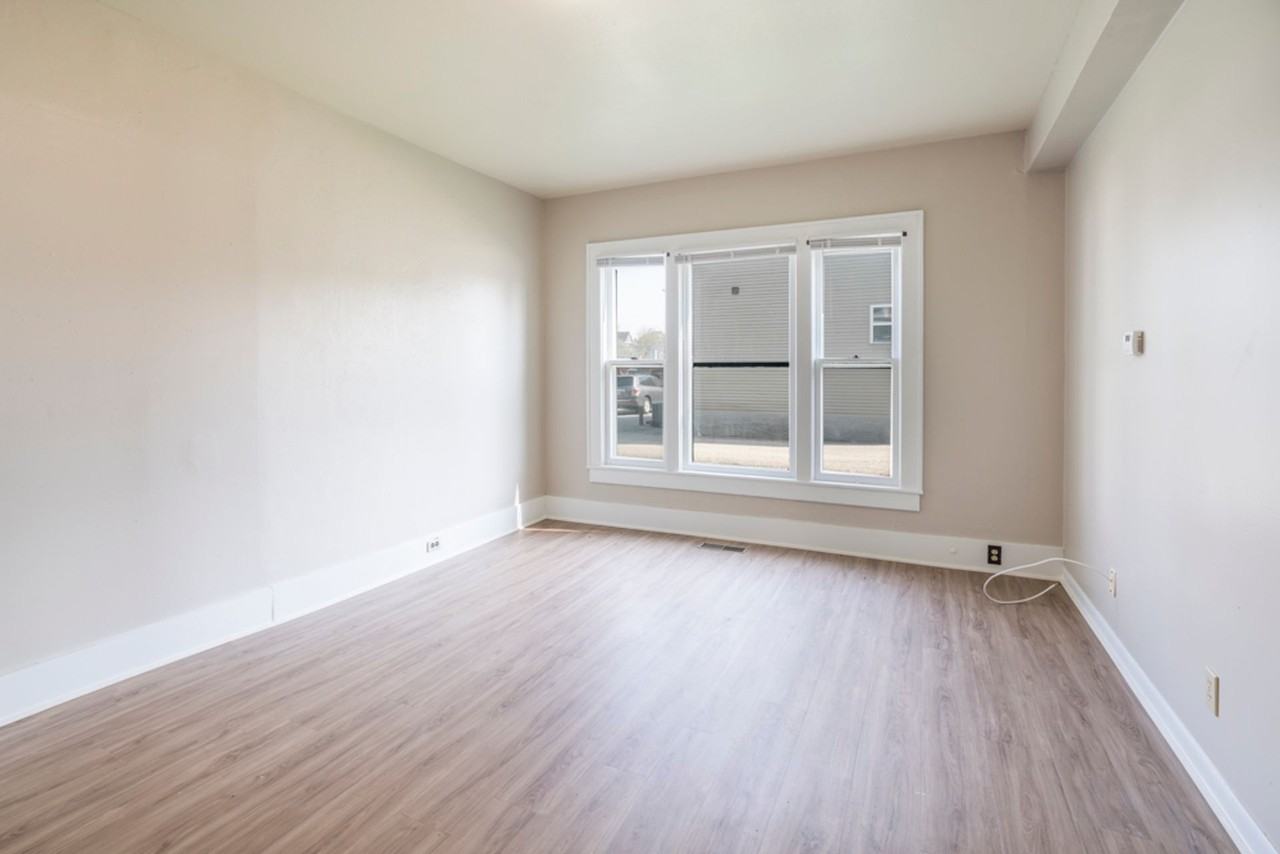 2110 College St - Cedar Falls - Photo 6 of 38