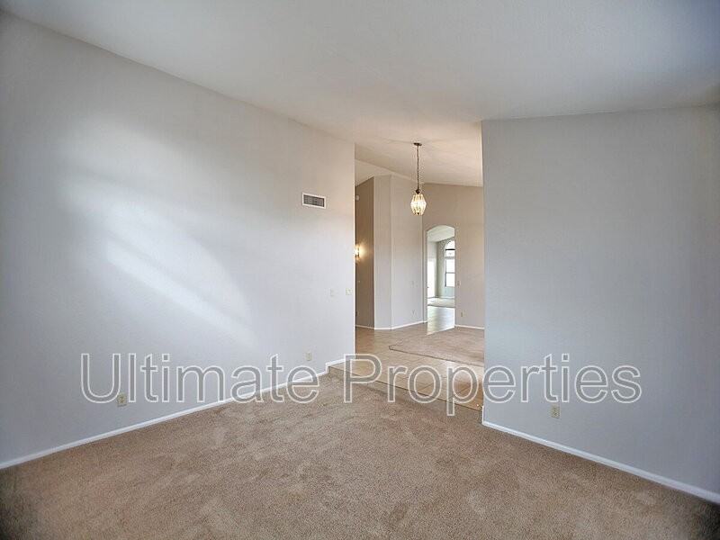 10922 W Cottonwood Ln - Photo 4 of 22