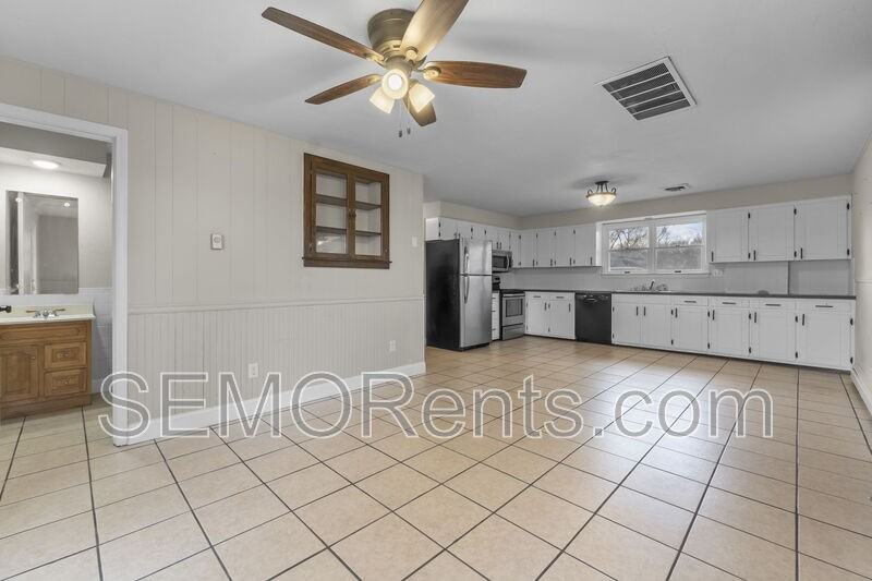 233 Country Ln - Photo 2 of 15