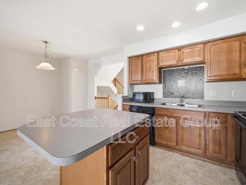 1247 Mare St - Photo 6 of 38