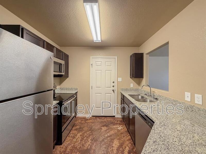 1012 Kerr Ct Apt B - Photo 5 of 17