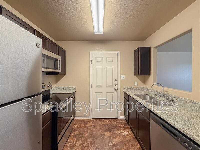 1012 Kerr Ct Apt B - Photo 6 of 17