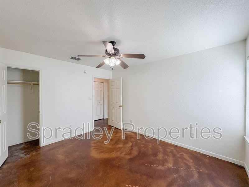 5508 Luxor Dr Apt B - Photo 7 of 13
