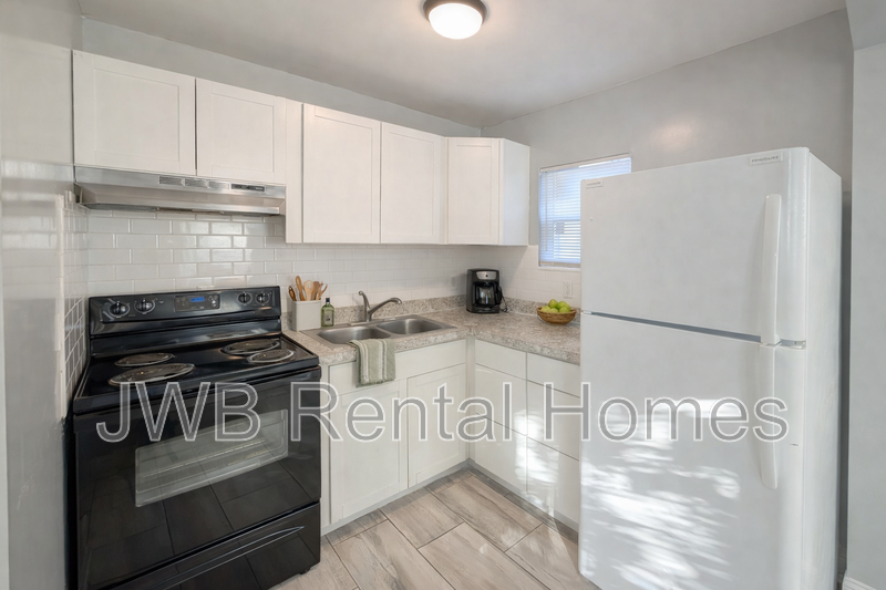 6135 Lynnwood Ave - Photo 4 of 19