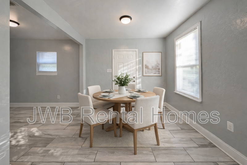 6135 Lynnwood Ave - Photo 6 of 19