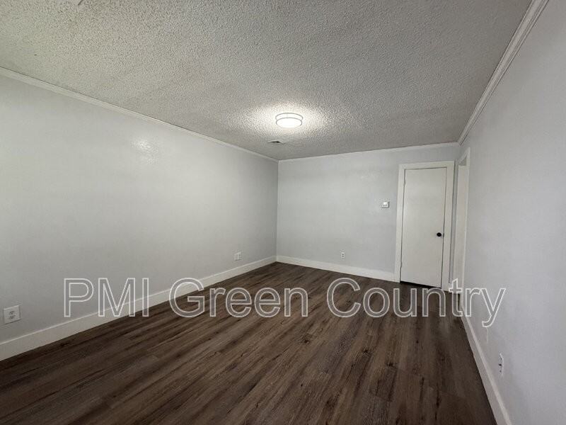 809 Park St - Photo 3 of 12