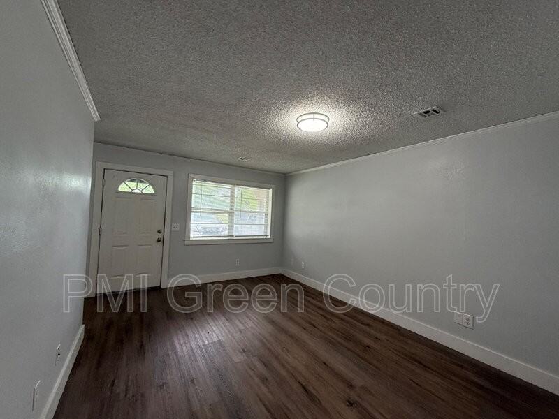 809 Park St - Photo 4 of 12