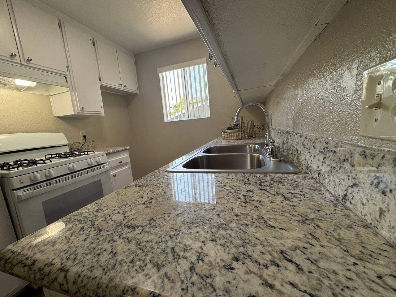 Move in Special 2 Weeks Rent Free, Beautiful, Newly Renovated in Santa Clarita, CA. - Photo 2 of 40