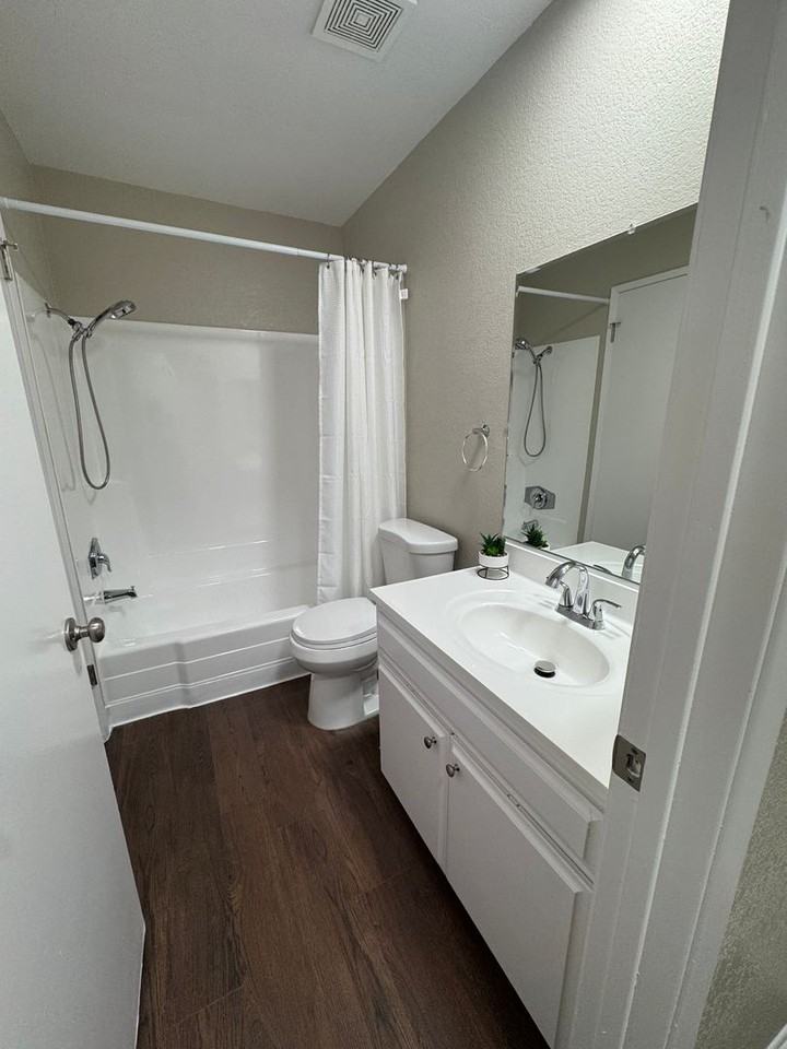 Move in Special 2 Weeks Rent Free, Beautiful, Newly Renovated in Santa Clarita, CA. - Photo 3 of 40