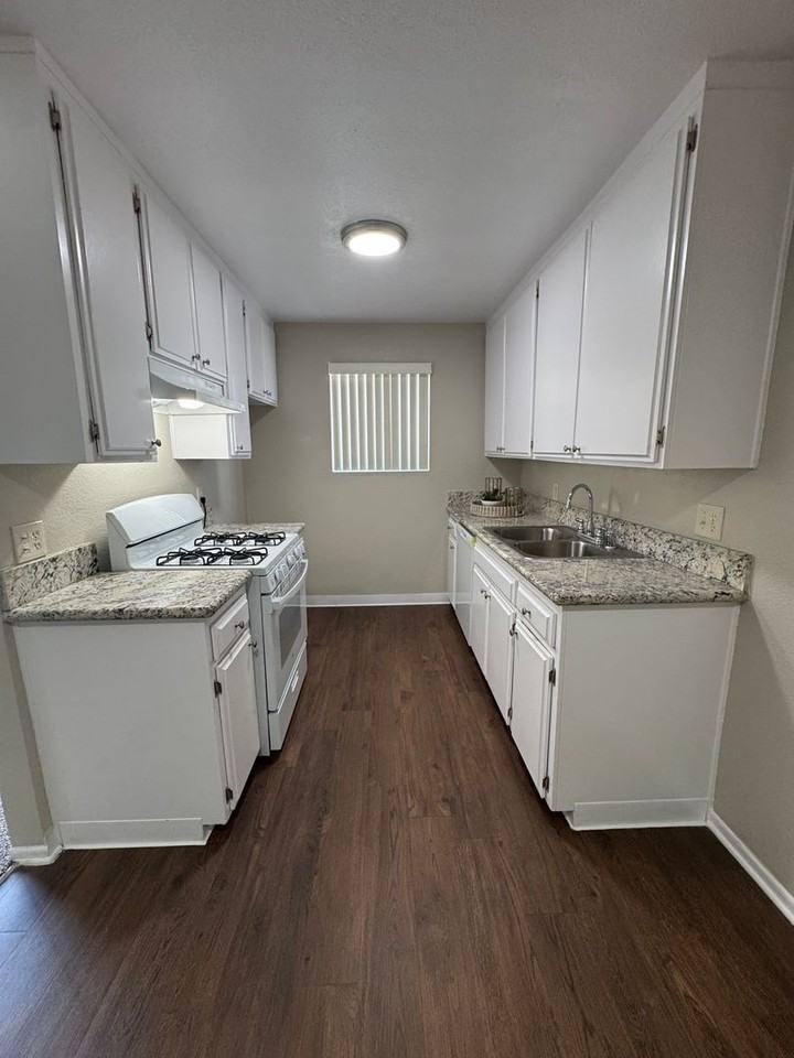 Move in Special 2 Weeks Rent Free, Beautiful, Newly Renovated in Santa Clarita, CA. - Photo 5 of 40