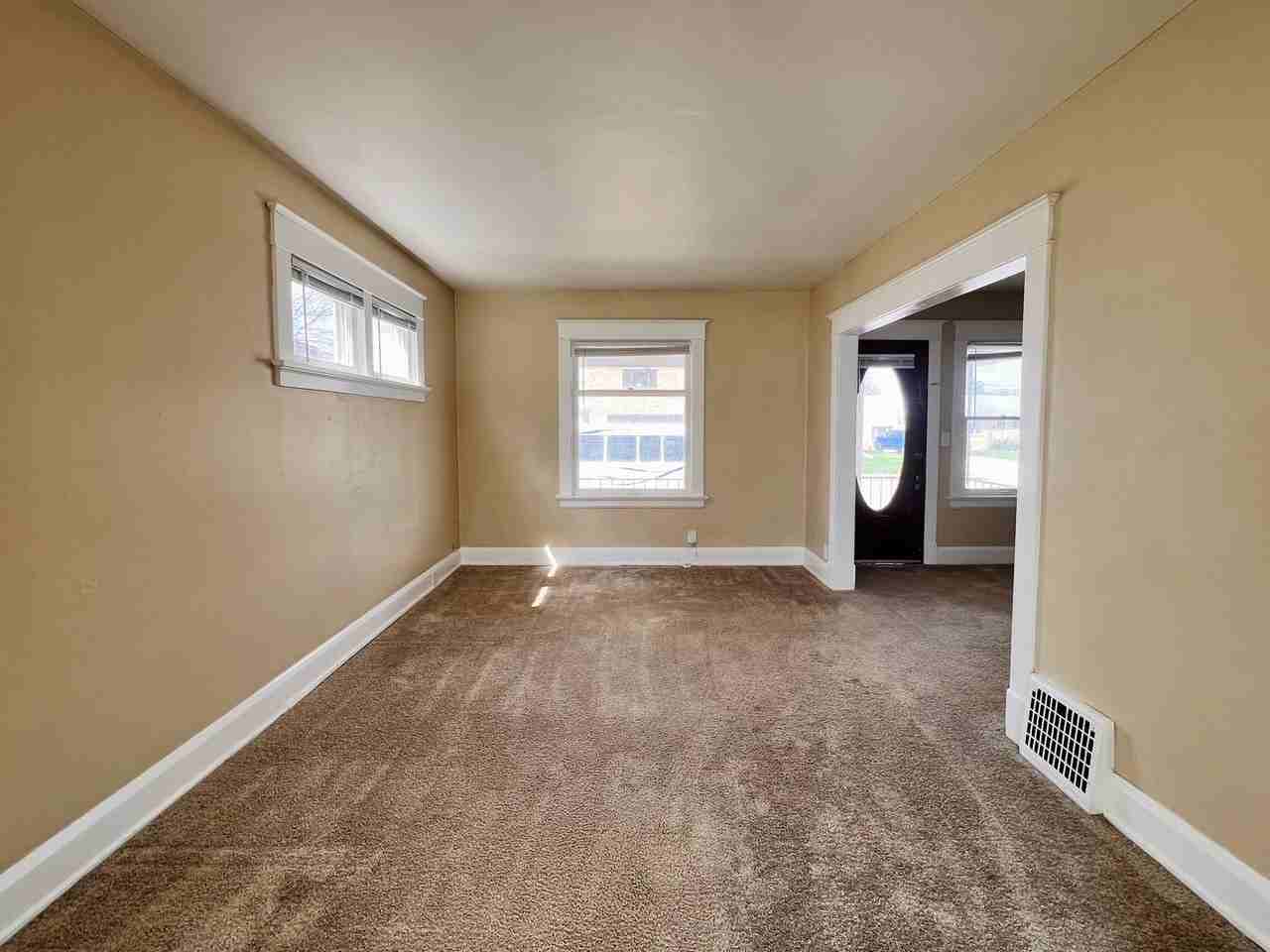 2074 Starr Ave - Photo 4 of 14