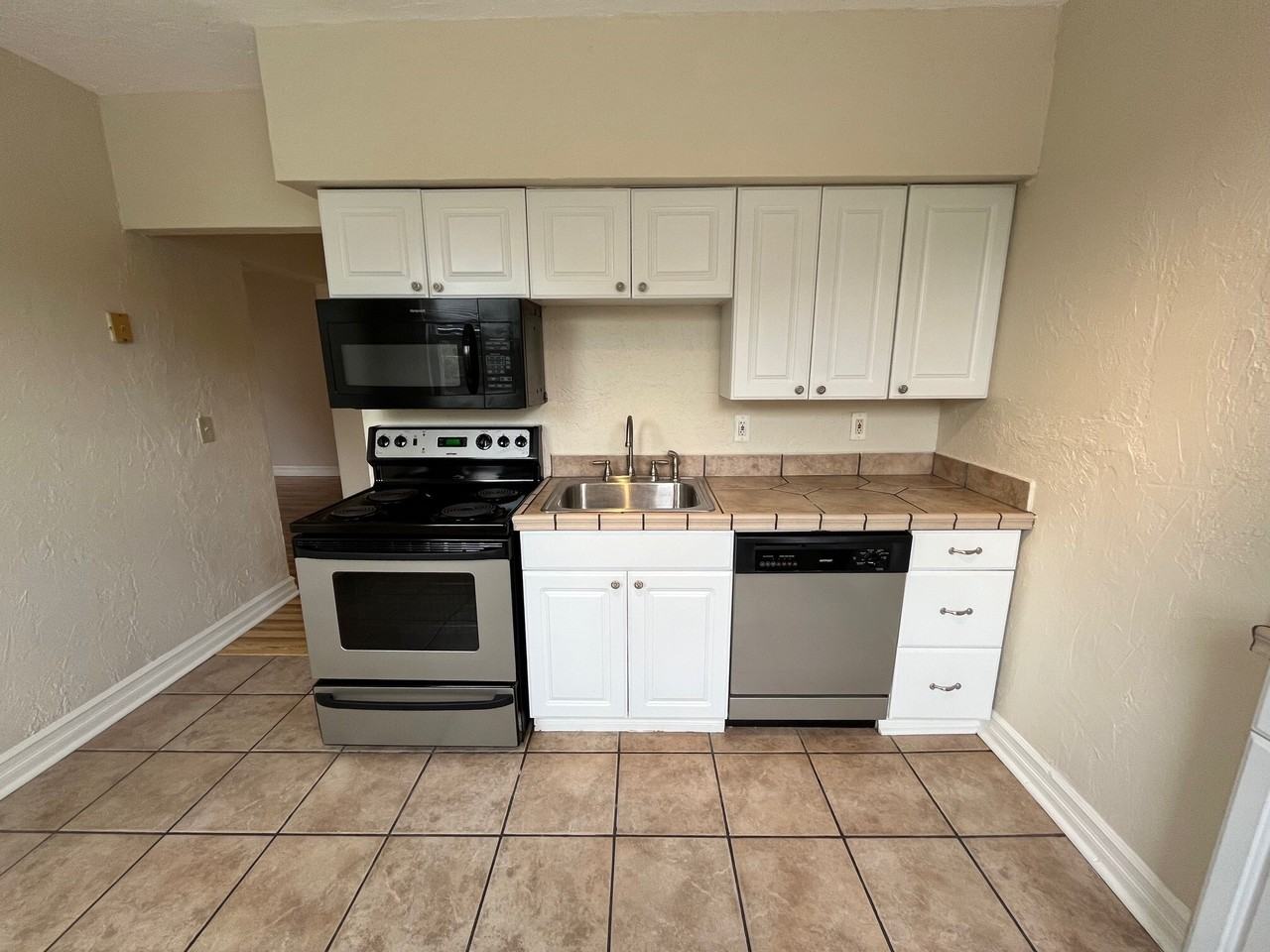 Stratford 214 - Photo 2 of 18