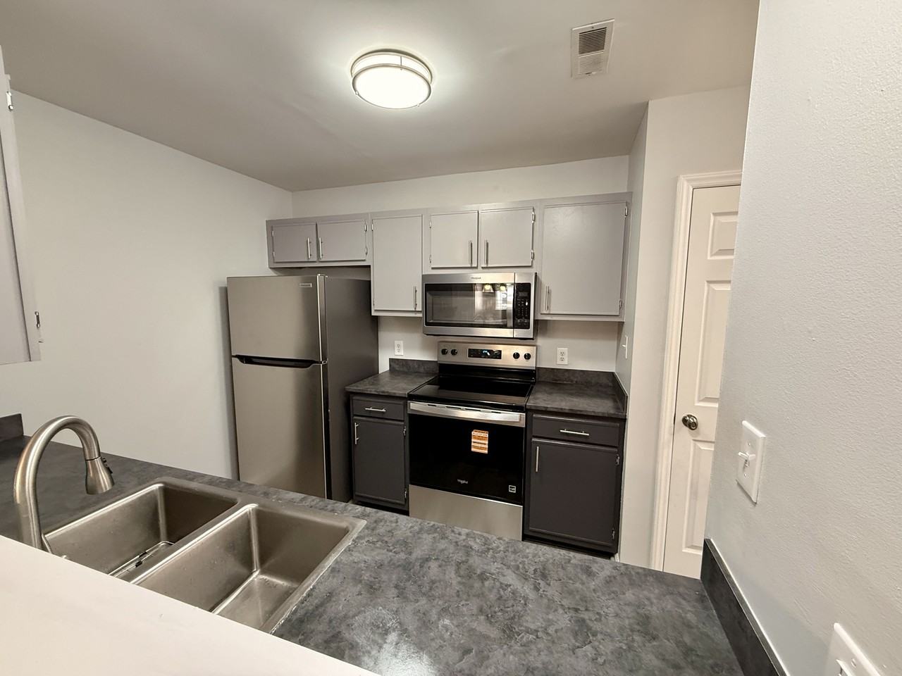 2604 Boone Court - Photo 4 of 11