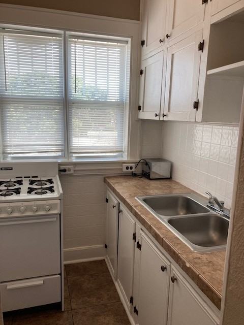 Blackstone Apartments - Photo 4 of 5