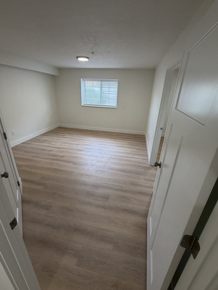 1693 Westbury Way #B - Photo 4 of 15