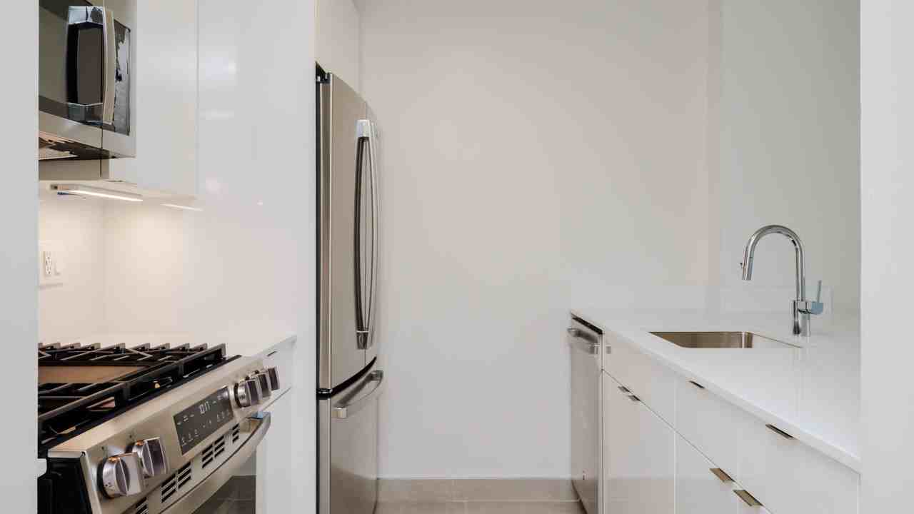 180 Montague - Photo 4 of 36