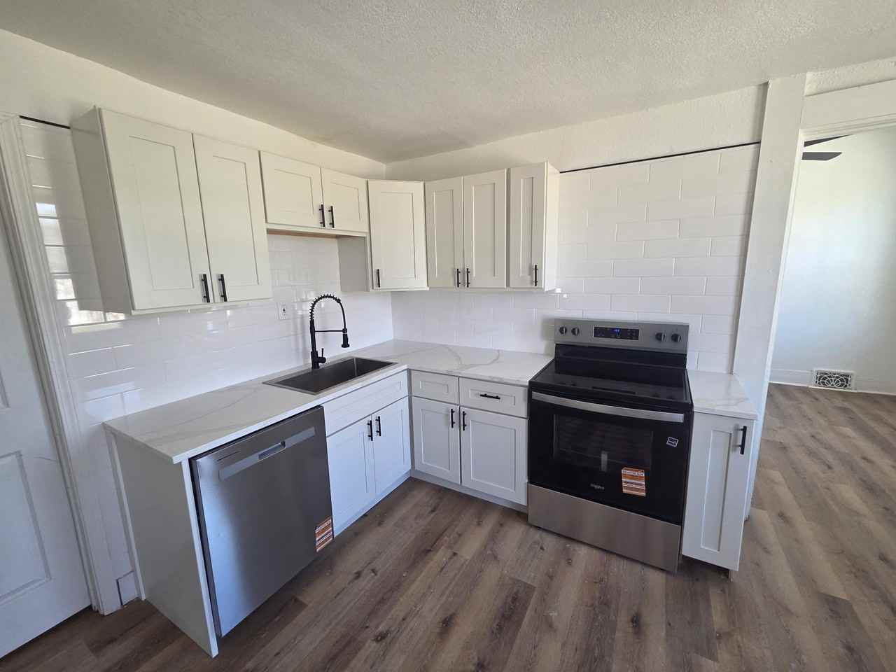 100 East Meinecke Avenue - Photo 4 of 7