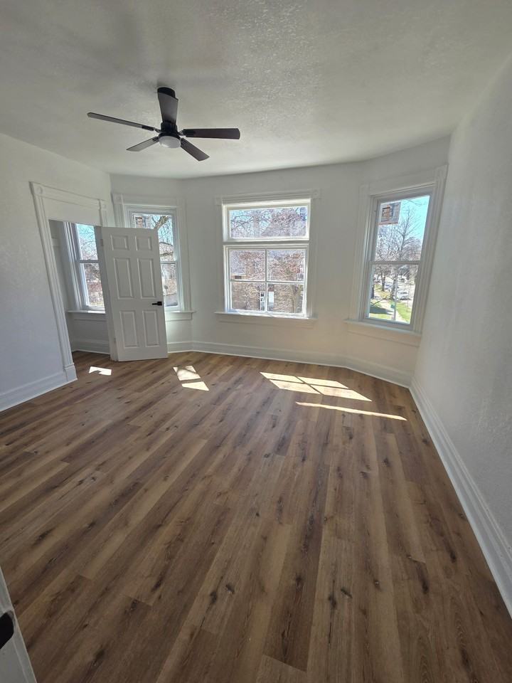 100 East Meinecke Avenue - Photo 5 of 7