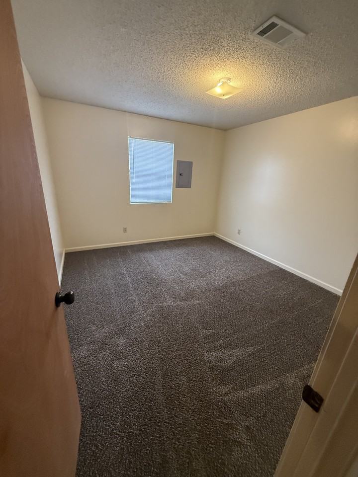 2404 McConnell Circle - Photo 7 of 9