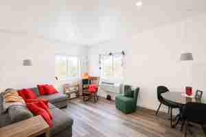 featured image of 407 W 4th St