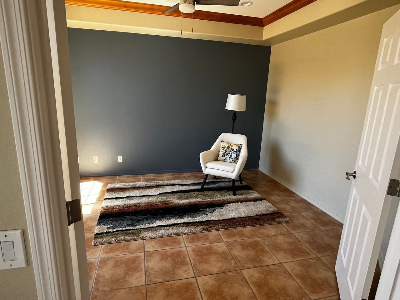 2423 E George Ln - Photo 3 of 19