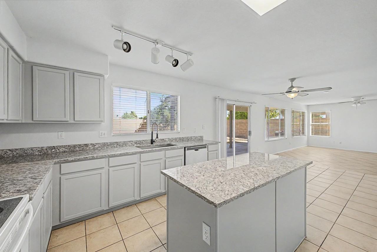 1295 S Honeysuckle Ln - Photo 6 of 36