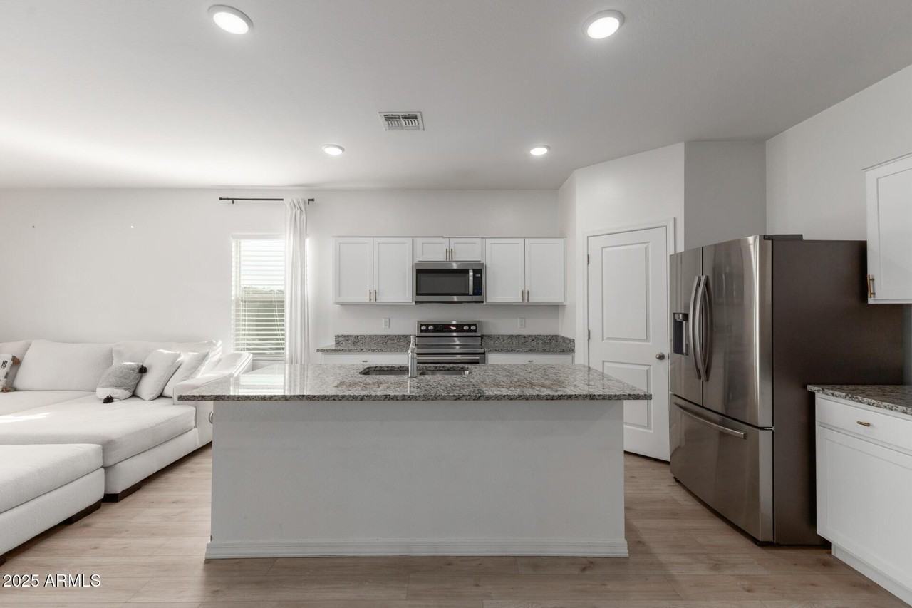 8133 S 64th Ln - Photo 4 of 31