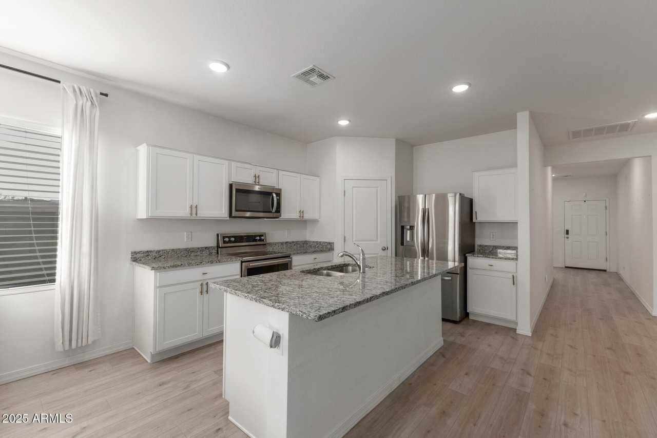 8133 S 64th Ln - Photo 5 of 31