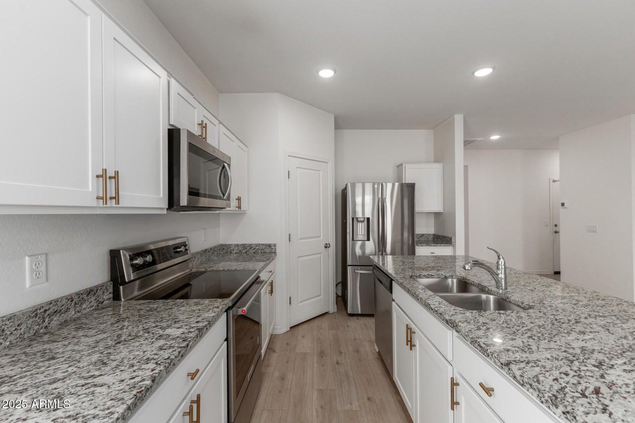 8133 S 64th Ln - Photo 6 of 31