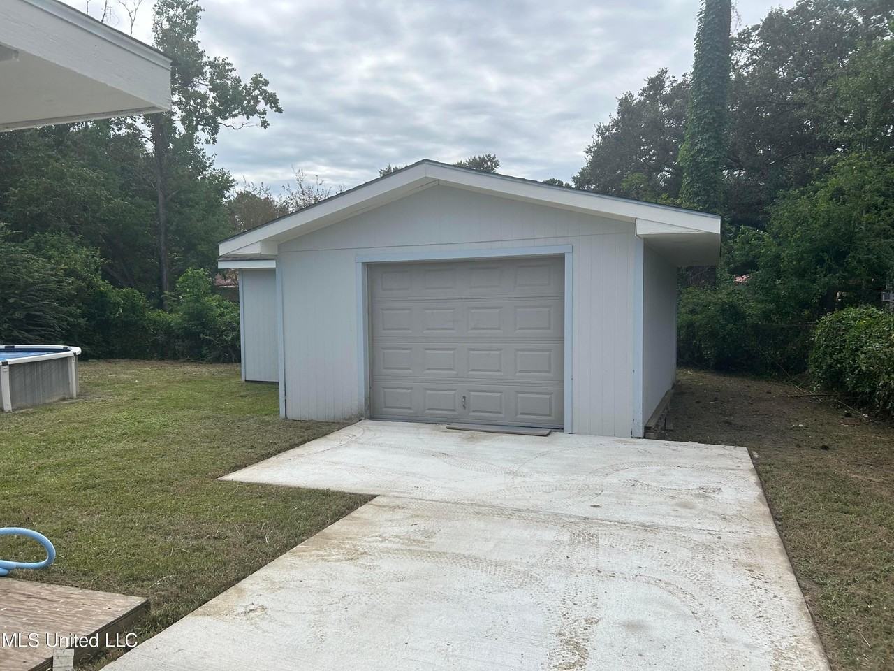 111 Linda Cir - Photo 2 of 21