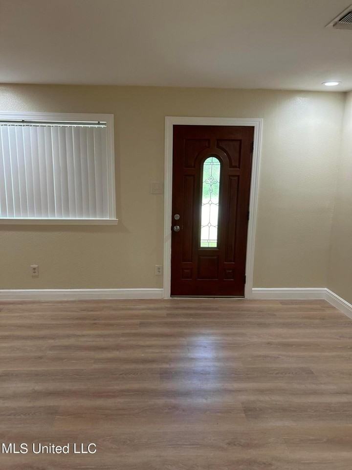 111 Linda Cir - Photo 3 of 21