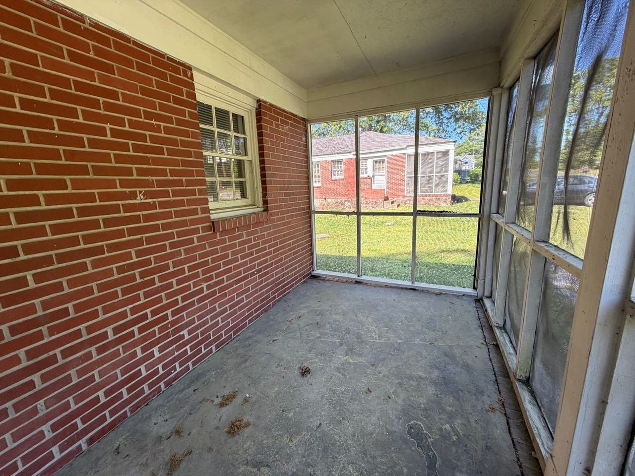 419 N Elm St Nw - Photo 4 of 17