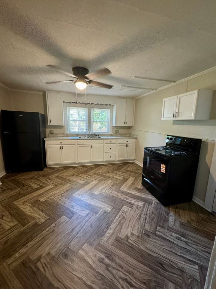 530 Costner St - Photo 4 of 9