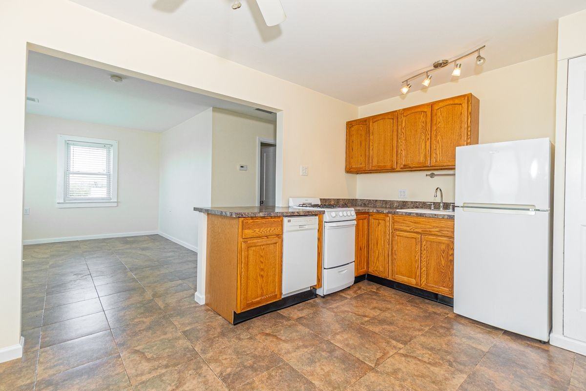 14 Lee Pl - Photo 3 of 15