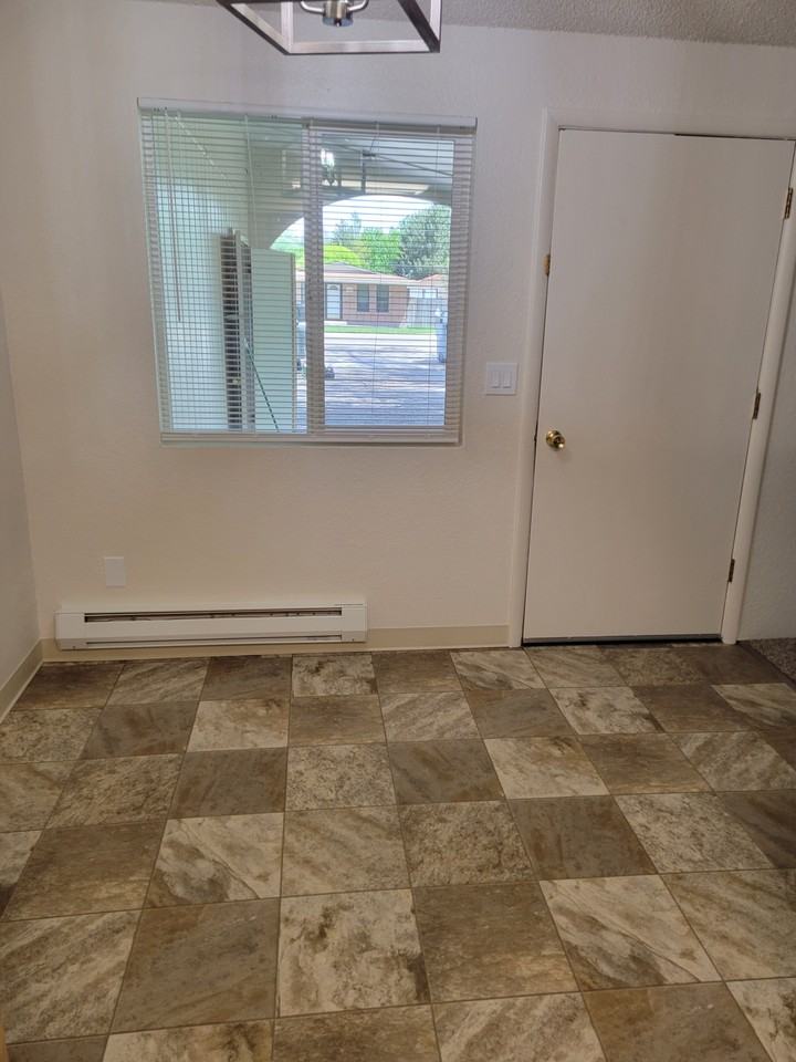 1107 S Ivy St - Photo 3 of 9