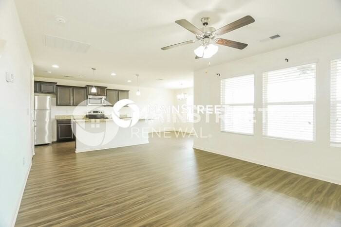 940 Hawthorn Ln - Photo 4 of 17