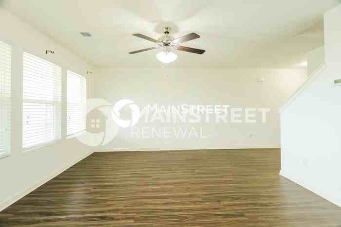 940 Hawthorn Ln - Photo 5 of 17