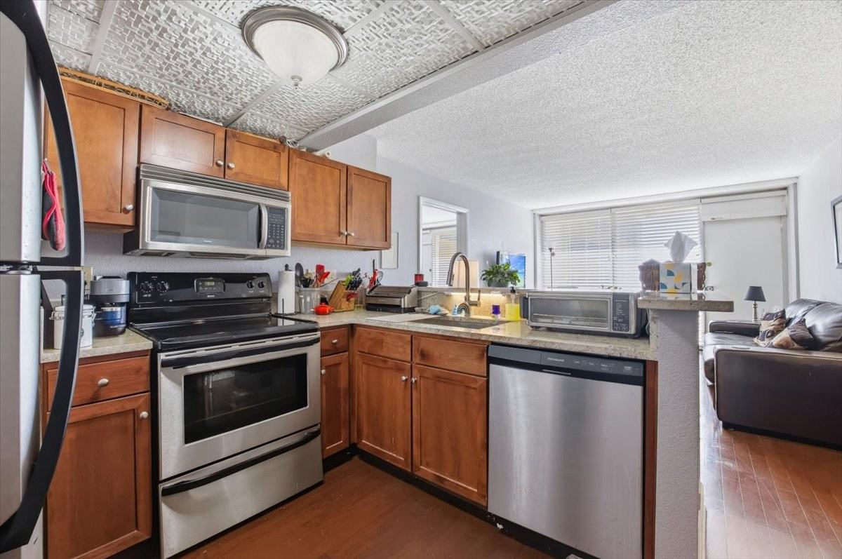 151 E Washington St #406 - Photo 3 of 19