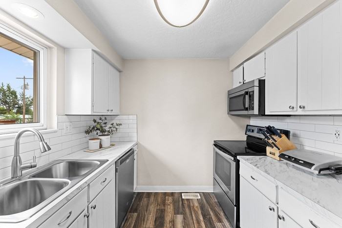 2077 S Atlantic St - Photo 5 of 25