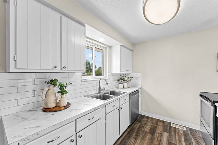 2077 S Atlantic St - Photo 6 of 25