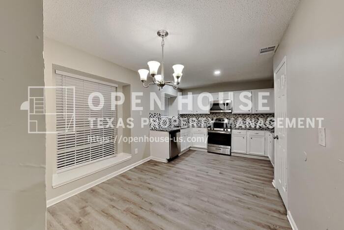 1934 Geary St - Photo 7 of 20