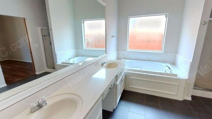 932 Oak Creek Dr - Photo 6 of 36