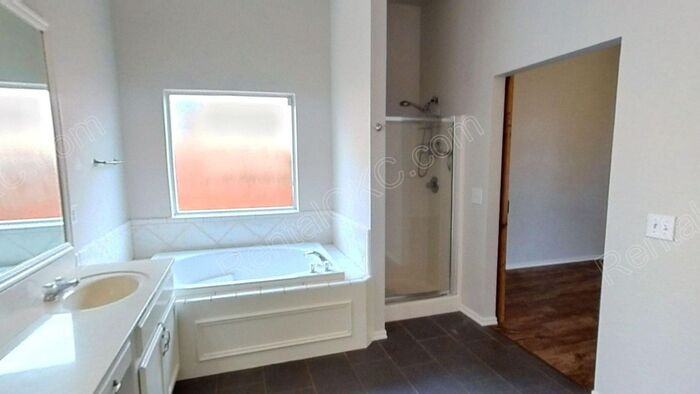 932 Oak Creek Dr - Photo 7 of 36